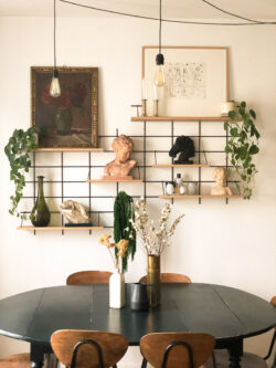 Wohnzimmer bohème chic mit Regale Wands Gassien Paris aus Holz und schwarzem Mundall, sculptures und Pflanzen vertes.