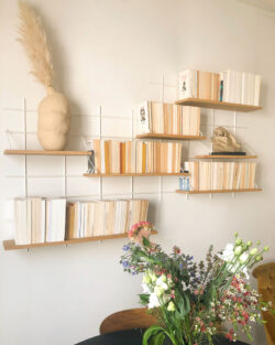 Wohnzimmer cosy mit Modulare Regale Gassien Paris aus Holz und Mundall weiß, Bücher und Blumen fraîches.