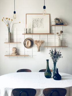 Wohnzimmer épuré Gassien Paris mit Regale Mundall weiß und Holz, décoration natürlich und lumières vintage.