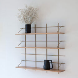 Wandregal modulable Gassien Paris en Messing und Eiche, décorée in un Wohnzimmer minimalistisch.