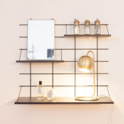 Modulare Regale Gassien Paris en schwarzem Mundall und Messing, Wohnzimmer minimalistisch mit miroir und parfums Diptyque.