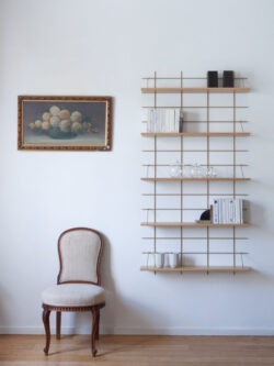 Wandregal Gassien Paris aus Holz und Messing in un Wohnzimmer vintage elegant und hell.