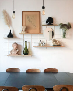 Wohnzimmer bohème mit Regale Gassien Paris aus Holz, bustes sculptés und décoration minimalistisch vintage.