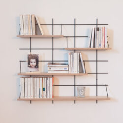Wandregal Gassien Paris aus Holz und schwarzem Mundall, Wohnzimmer skandinavisch mit Bücher und cadre photo.