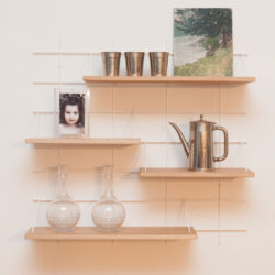 Regale Wands Gassien Paris aus Holz und Mundall in un Wohnzimmer minimalistisch chaleureux.