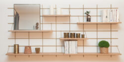 Wandregal modulable Gassien Paris en Eiche und Messing, Wohnzimmer skandinavisch mit Bücher und Pflanzen.