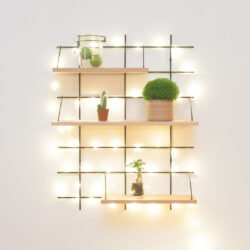 Modulare Regale Gassien Paris aus Holz und schwarzem Mundall mit guirlandes hells, Pflanzen und bocaux, Atmosphäre Wohnzimmer cosy.