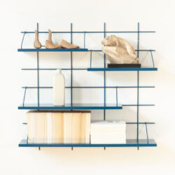 Modulares Regal Gassien Paris en Mundall bleu für Wohnzimmer, décorée de sculptures und Bücher.