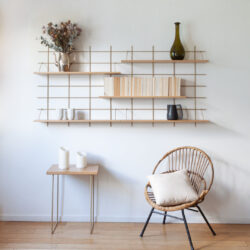 Wohnzimmer minimalistisch Gassien Paris mit Modulare Regale en Eiche und Messing, chaise rotin natürlich.