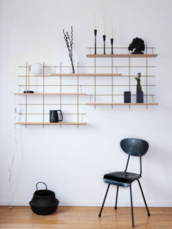 Modulare Regale Gassien Paris aus Holz und Messing, Wohnzimmer minimalistisch skandinavisch mit décorations noires.