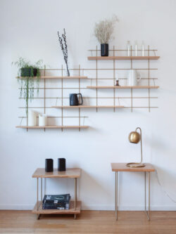 Wohnzimmer épuré Gassien Paris mit Modulare Regale aus Holz und Messing, décoration minimalistisch skandinavisch.