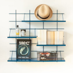 Wandregal Gassien Paris bleu nuit en Mundall, Wohnzimmer moderne mit Bücher und chapeau panama.
