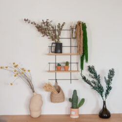 Wandregal Gassien Paris en schwarzem Mundall und Holz, Wohnzimmer Naturl mit Pflanzen und vases décoratifs.