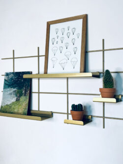 Wandregal Messing Gassien Paris en Wohnzimmer mit cadre, cactus und peinture vintage.