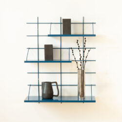 Modulares Regal Gassien Paris bleue en Wohnzimmer mit vase argenté und accessoires déco minimalistischs.