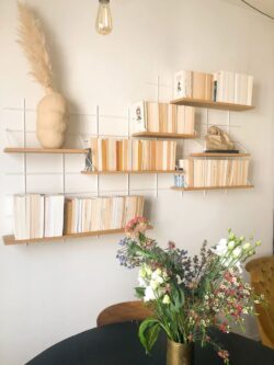 Helles Wohnzimmer mit Modulare Regale Gassien Paris aus Holz und Mundall weiß, Bücher und Blumen fraîches.