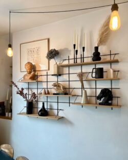 Wohnzimmer elegant mit Regale Gassien Paris aus Holz und schwarzem Mundall, sculptures und bougies.