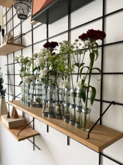 Wandregal Gassien Paris en Eiche massif und schwarzem Mundall mit vases fleuris in un Wohnzimmer.