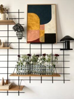 Wohnzimmer design Gassien Paris mit Regale en Eiche massif und schwarzem Mundall, Blumen und art mural abstrait.