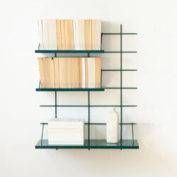Wandregal modulable Gassien Paris schwarzem Mundall Wohnzimmer minimalistisch mit Bücher und vase weiß.