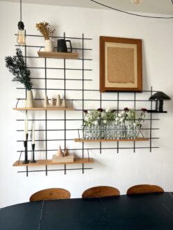 Wohnzimmer moderne mit Modulare Regale Gassien Paris en schwarzem Mundall und Holz, décoration skandinavisch épurée.
