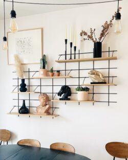Regale Gassien Paris schwarzem Mundall und Holz in un Wohnzimmer moderne mit sculptures und Pflanzen décoratives.
