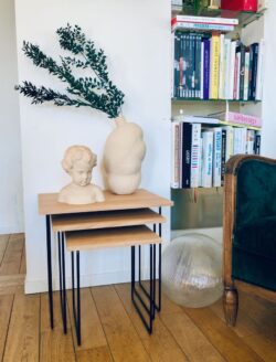 Tables gigognes Gassien Paris aus Holz und schwarzem Mundall in un Wohnzimmer parisien vintage chic.