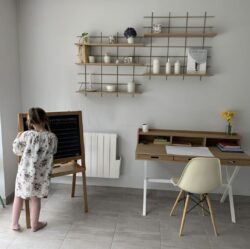 Regale Gassien Paris aus Holz und Messing in un Wohnzimmer Schreibtisch minimalistisch mit enfant.