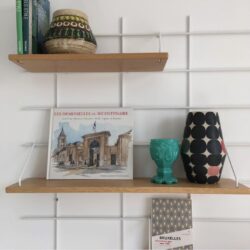 Regale Wands Gassien Paris aus Holz und Mundall weiß, Wohnzimmer minimalistisch mit Bücher und céramiques décoratives.