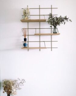 Wandregal Gassien Paris en Messing und Holz, Wohnzimmer minimalistisch mit Pflanzen und déco natürlich.