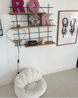 Wandregal Gassien Paris en schwarzem Mundall und Holz in un Wohnzimmer moderne und coloré.