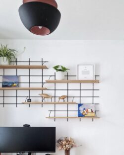 Wohnzimmer moderne mit Modulare Regale Gassien Paris aus Holz und schwarzem Mundall, décor végétal épuré.