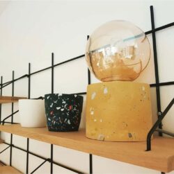 Regal Gassien Paris Wohnzimmer en Eiche massif und schwarzem Mundall mit déco terrazzo colorée.