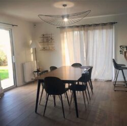 Helles Wohnzimmer mit Wandregal Holz und schwarzem Mundall Gassien Paris, Atmosphäre skandinavisch épurée.