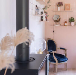 Wohnzimmer cosy mit Regale Wands Gassien Paris Mundall weiß und Holz sur mur rose poudré.