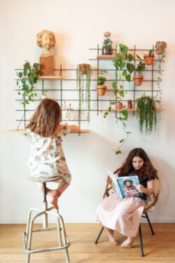 Regale Wands végétales Gassien Paris en schwarzem Mundall und Holz, Atmosphäre enfant Natur.