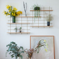 Wandregal végétale Gassien Paris aus Holz und Messing mit Pflanzen und Blumen colorées.