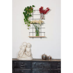 Regal végétale Gassien Paris en schwarzem Mundall und Holz mit Pflanzen und Blumen, Atmosphäre natürlich.