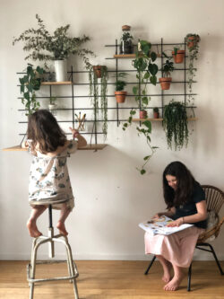 Regale végétales Gassien Paris en schwarzem Mundall und Holz, Atmosphäre verdoyante mit enfants.