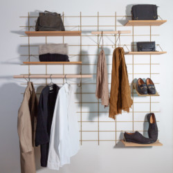 Aufbewahrungssystem mural Gassien Paris en Messing und Holz, mit vêtements, chaussures und accessoires.